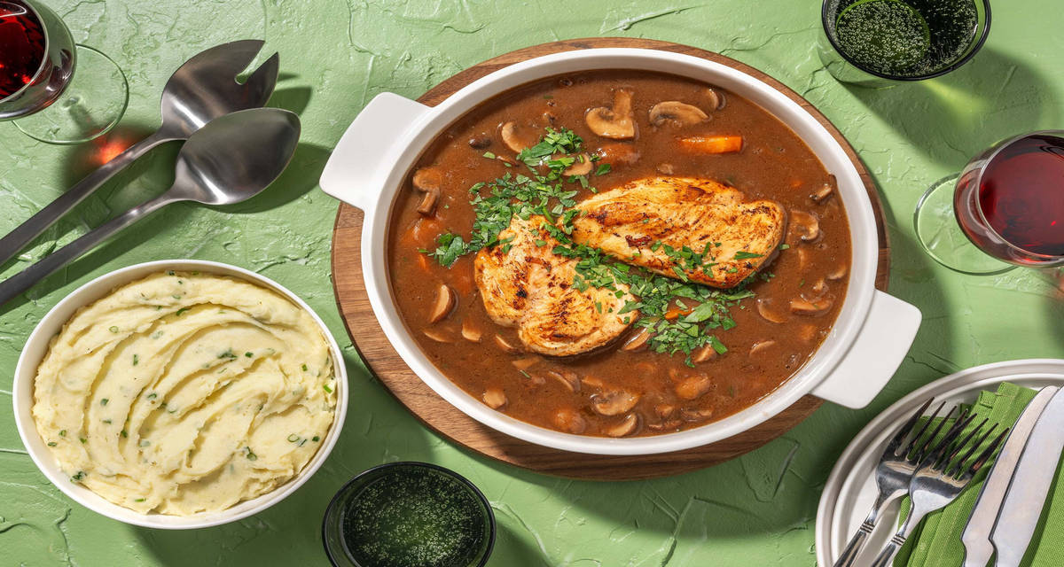 Kipfilet met rodewijnstoof geïnspireerd op coq au vin, met romige aardappelpuree