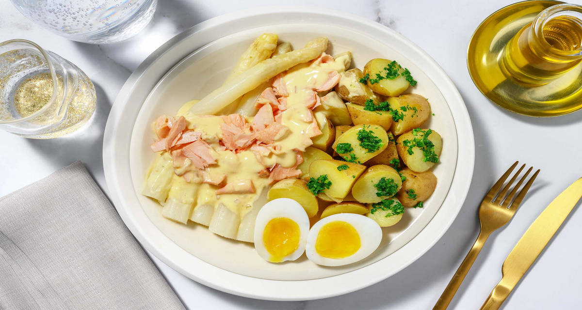 Asperges blanches au saumon et œuf mollet pommes de terre et sauce au beurre blanc