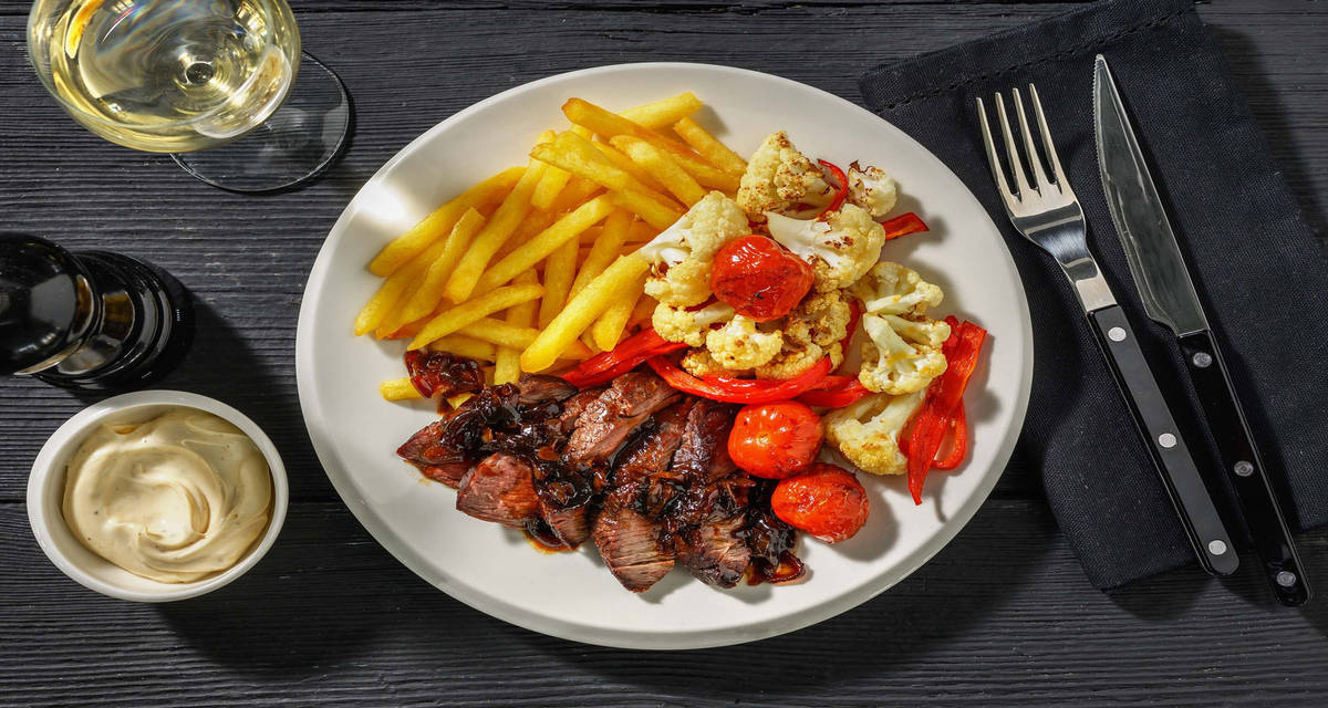 Steak mariné et sauce à l'échalote légumes rôtis, frites allumettes et mayonnaise aux arômes de truffe