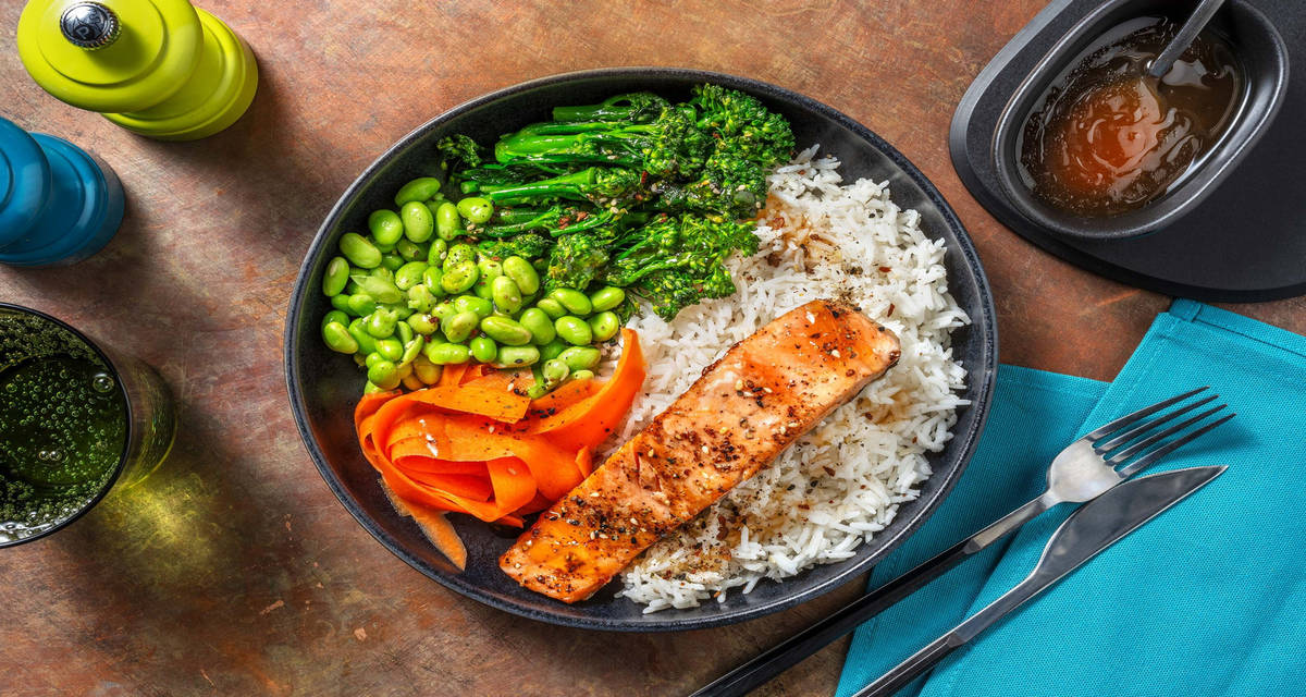 Teriyakizalm met sojabonen met knoflookrijst, broccolini en furikake