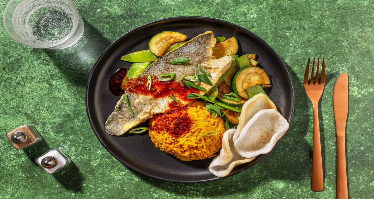 Merlu laqué de sauce soja douce et épicée et krupuk riz au lait de coco et légumes sautés