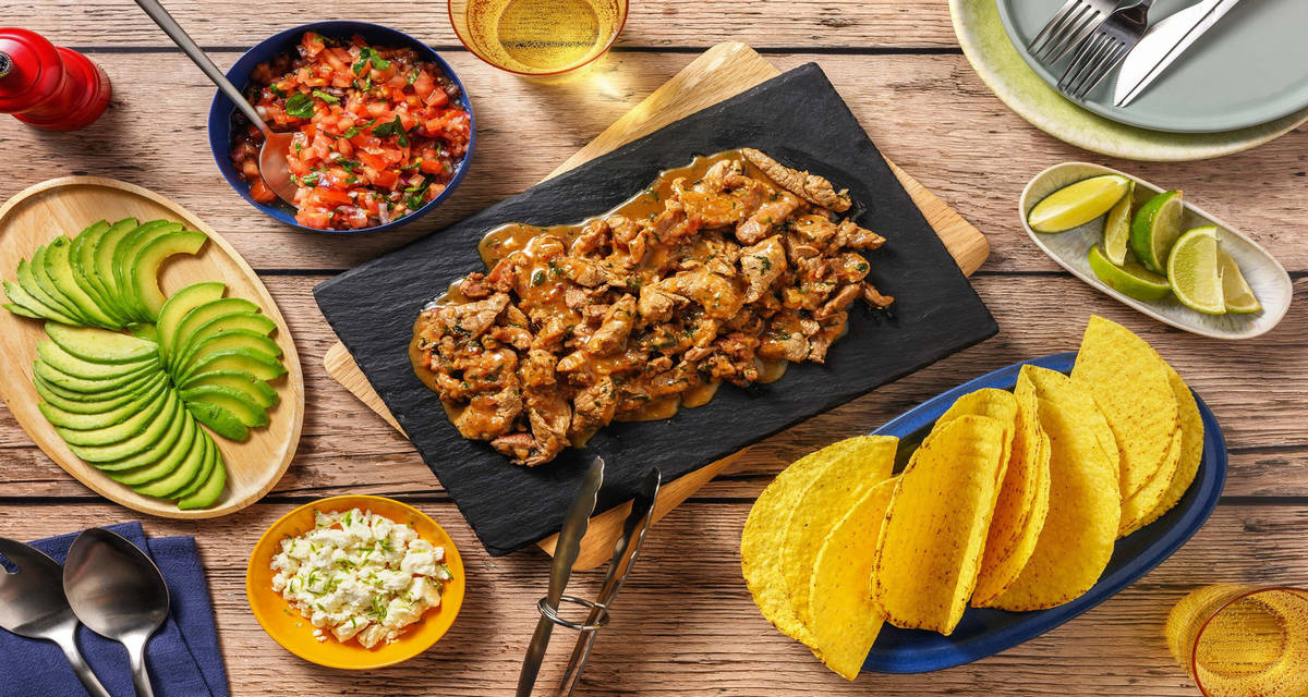 Carne asada-stijl taco's met avocado, witte kaas en pico de gallo