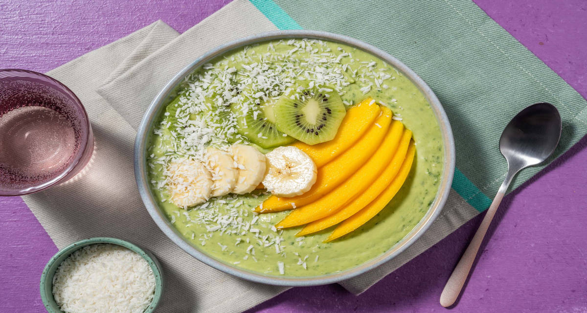 Green smoothiebowl met avocado en mango met kokos, banaan, kiwi en spinazie