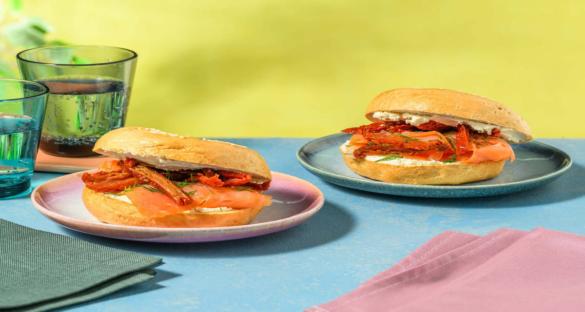 Bagels med kallrökt lax och färskost 2 portioner | med dill & soltorkad tomat