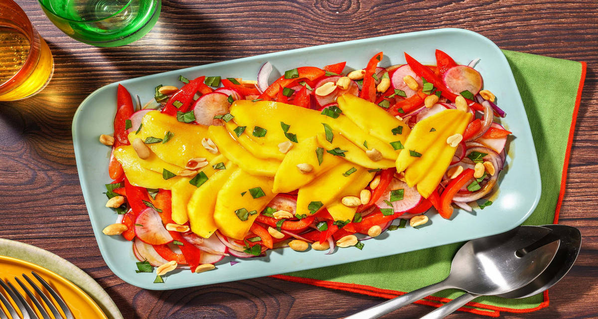 Aziatisch geïnspireerde mangosalade om te delen | met Thais basilicum en radijs