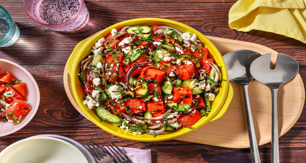 Watermeloensalade met witte kaas en vers basilicum om te delen | met crema di balsamico