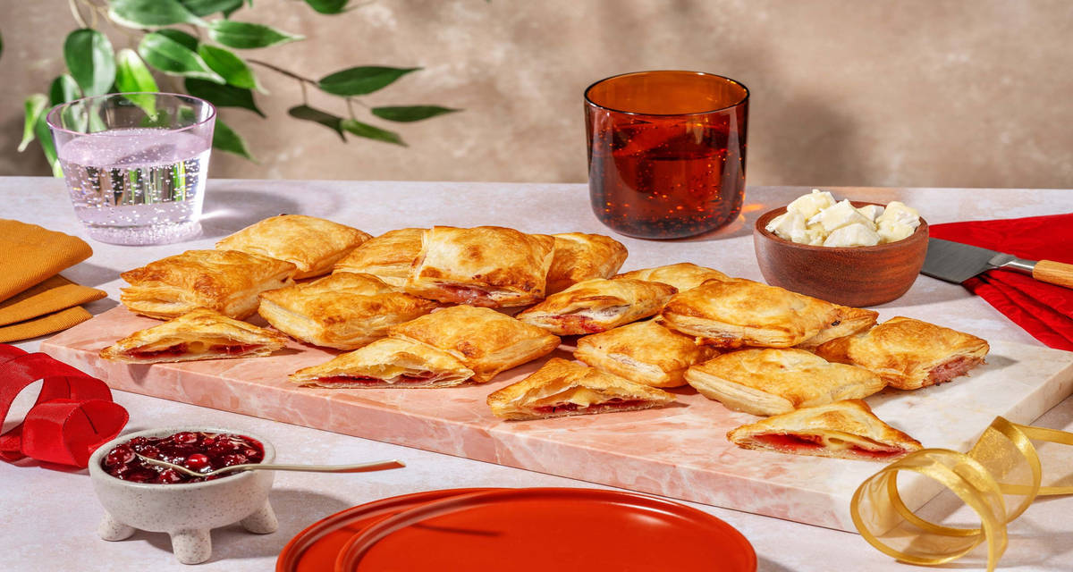 Kaasbites met brie en cranberrychutney om te delen | gewikkeld in bladerdeeg
