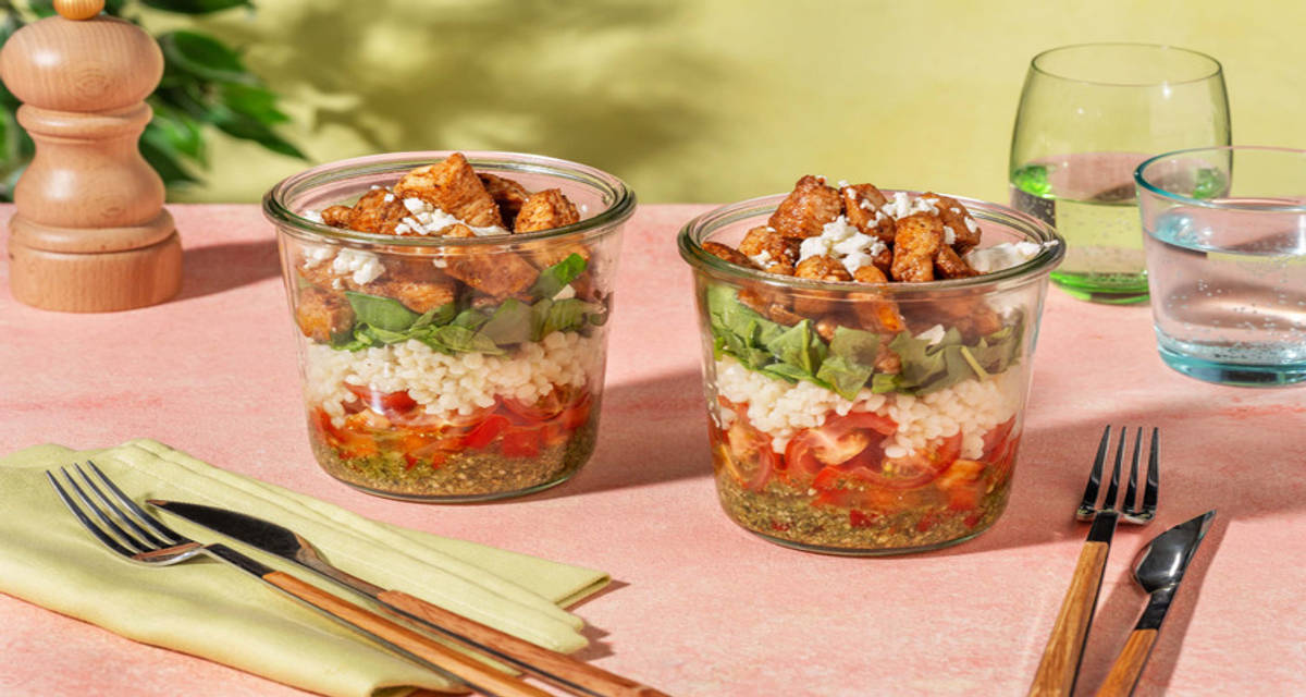 Salade met kip en pestodressing 2 porties | met witte kaas, parelcouscous en verse groenten