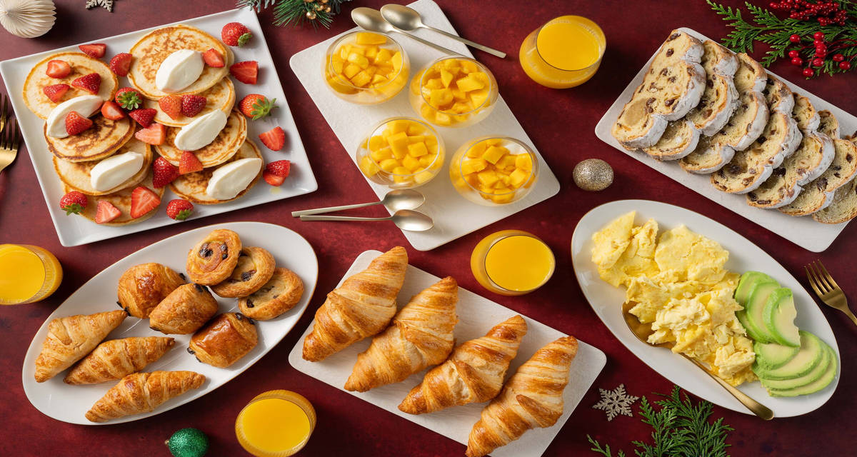 Kerstbrunch met Amerikaanse stijl aardbeienpancakes 4 porties | met roerei met avocado, kerststol en croissants