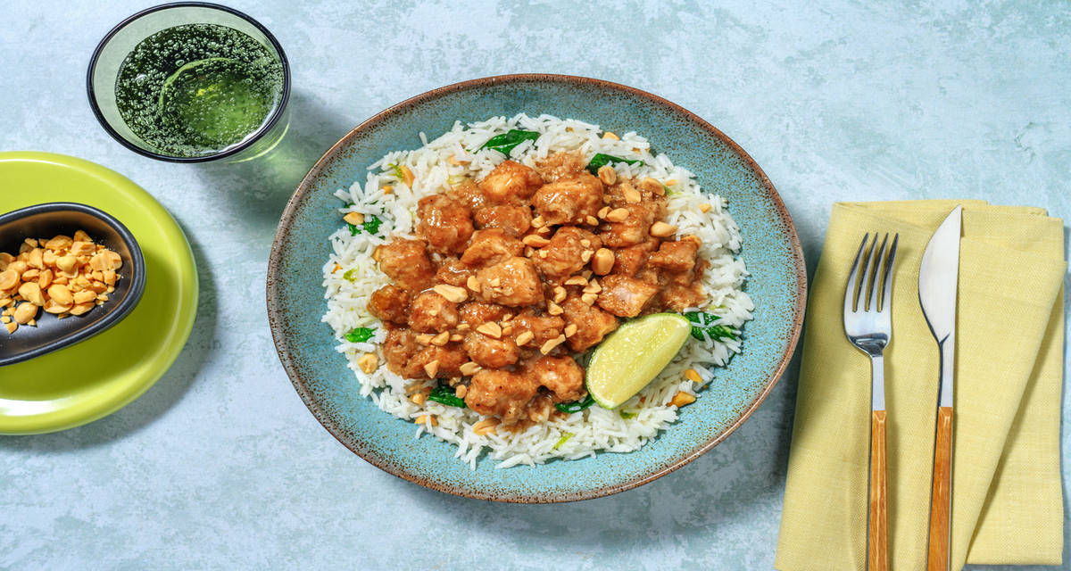 Cerdo al estilo asiático en salsa teriyaki sobre arroz con cacahuetes y espinacas