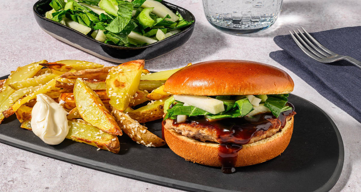 Japansk teriyakiburgare på nötfärs med sesampommes och pak choi-sallad
