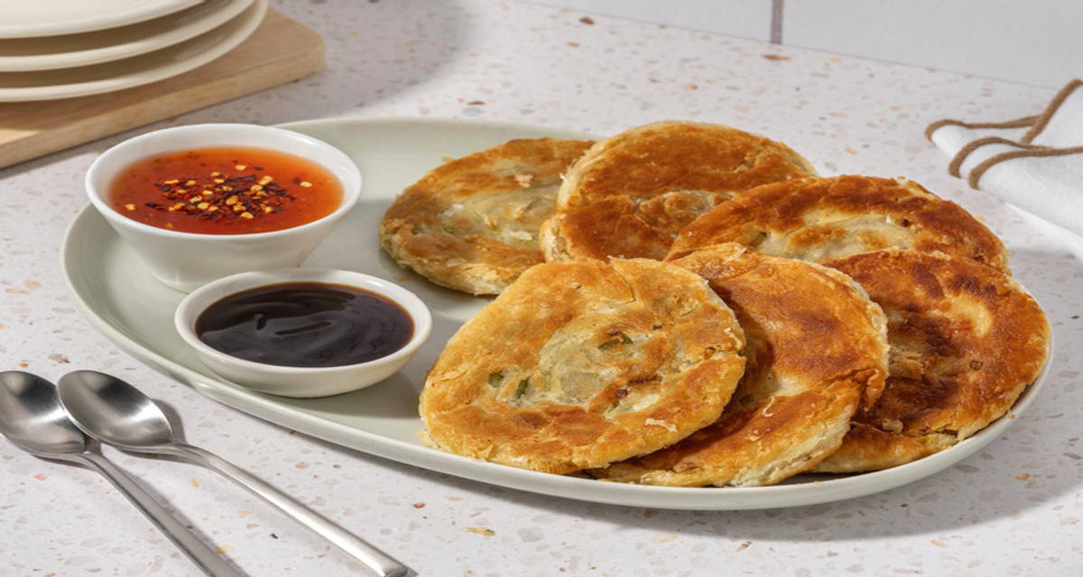 Kinesiska pannkakor med salladslök Sharingrätt | med asiatisk dippsås