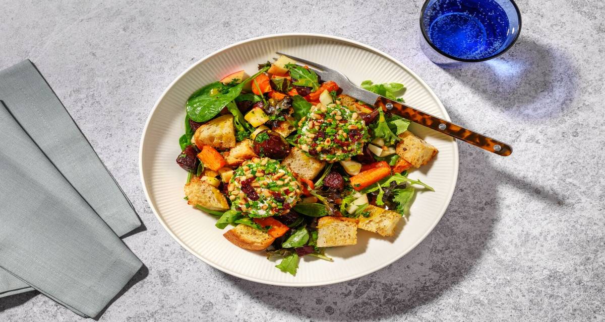 Tranbärs- och getostsallad med briochekrutonger och rostade rotfrukter