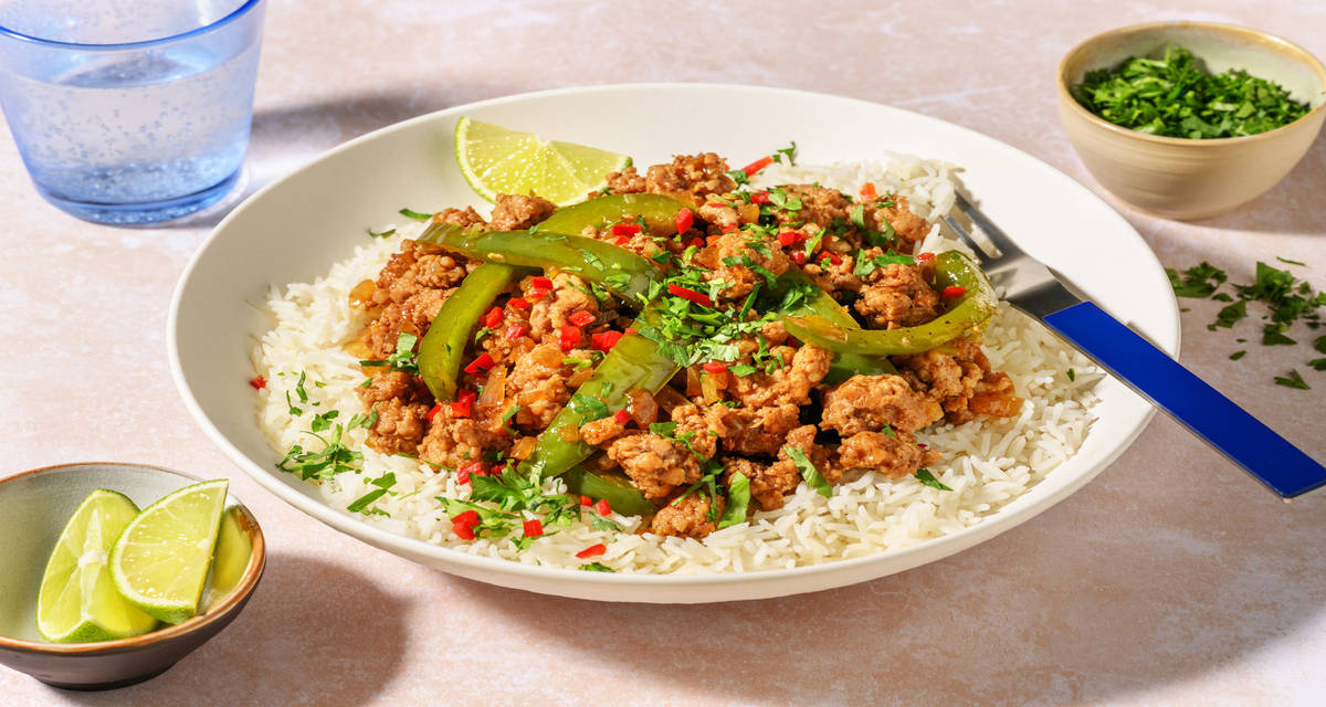Wok di carne macinata, peperoni e salsa hoisin con riso Basmati al coriandolo e lime