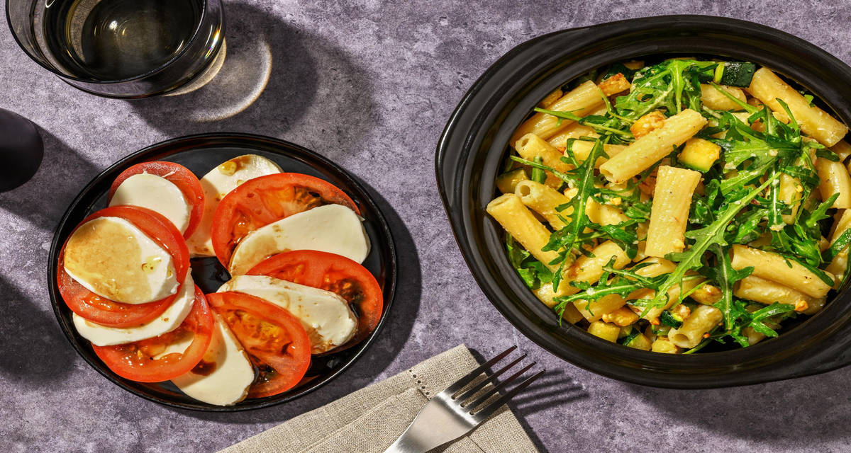 Citrus doftande pesto- och zucchinipasta med lax med mozzarella- och tomatsallad