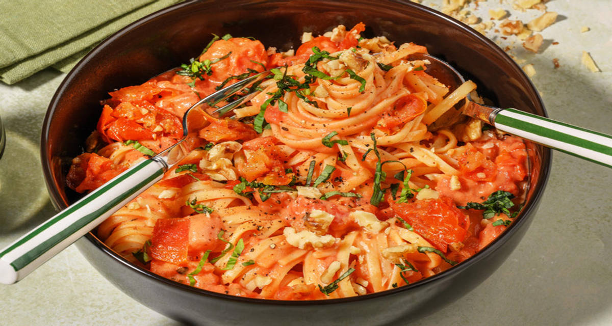 Hurtig linguine i cherrytomatsauce med cremet ricotta og frisk basilikum