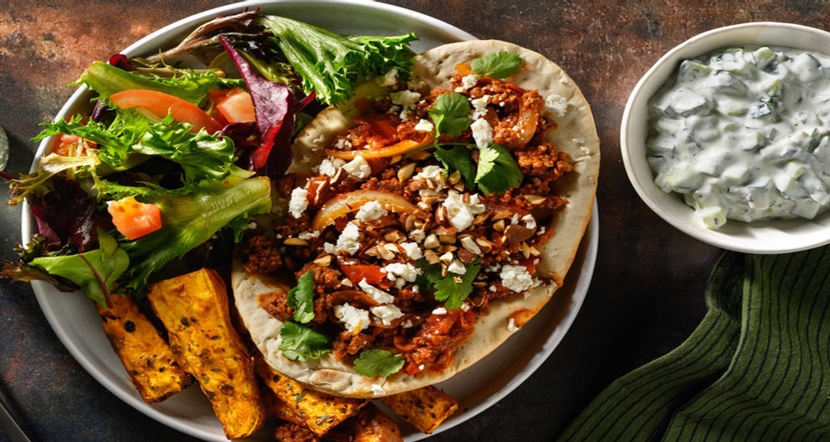 Harissakryddad färs på turkiskt vis med naanbröd, za'atar-sötpotatis och yoghurtsås
