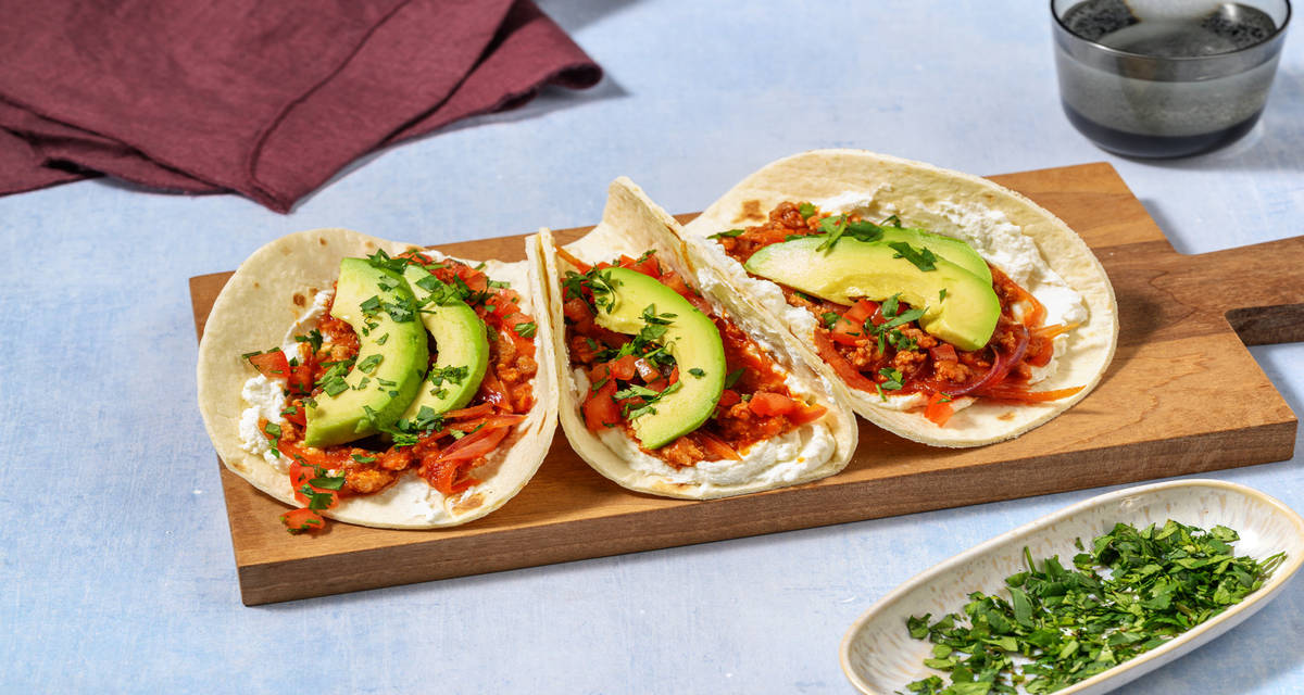 Avocado tacos alla carne speziata con ricotta e pico de gallo ai pomodori