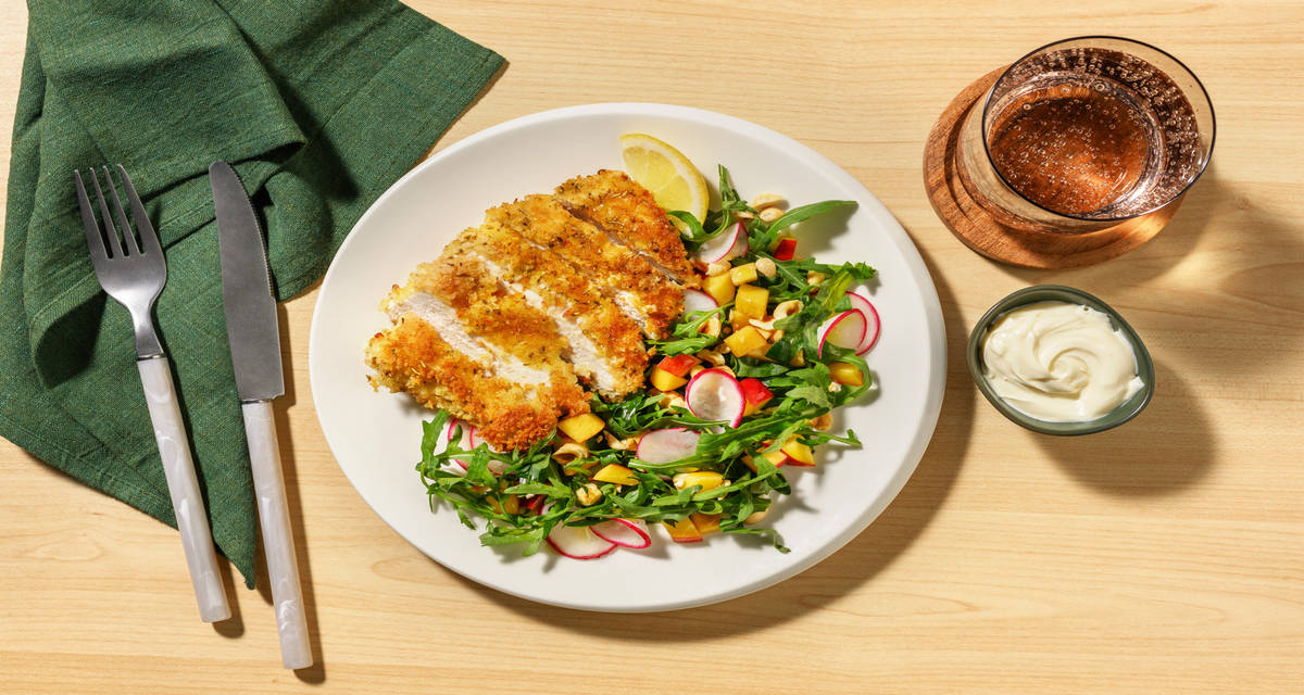 Petto di pollo fritto al rosmarino con insalata estiva di pesche, ravanelli e nocciole
