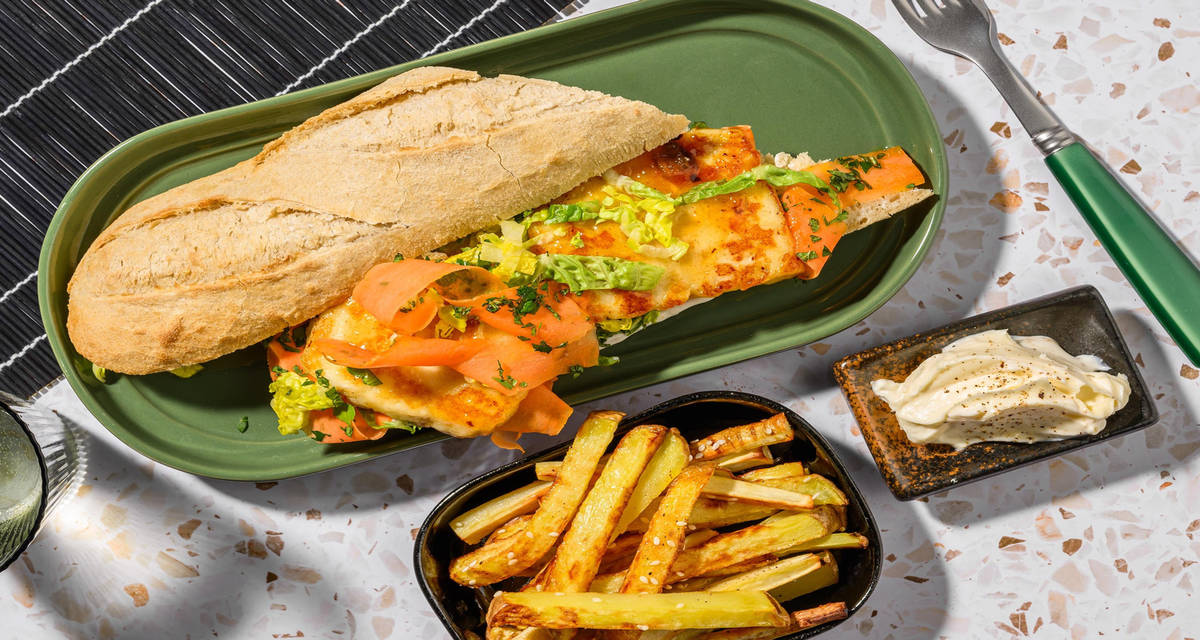 Indisk aprikosglaserad halloumibaguette med sesampommes och mynta- och spenatsallad