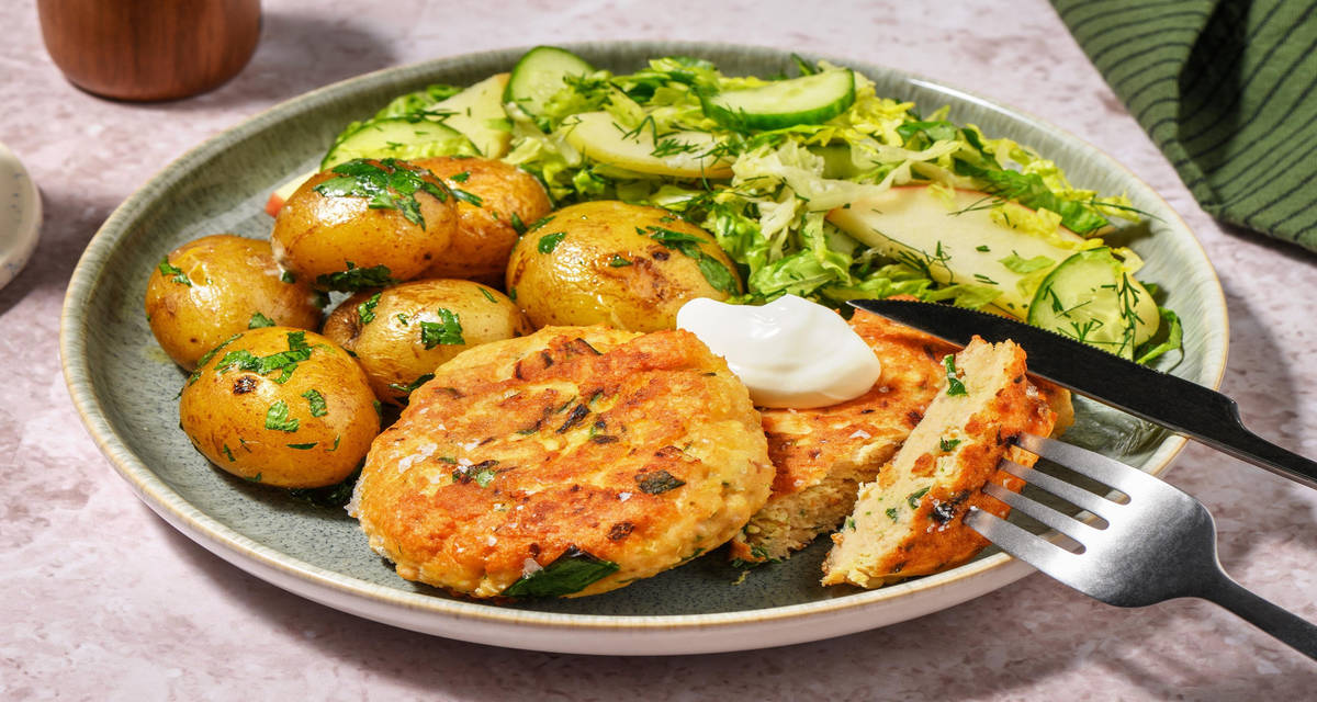 Fiskkakor på lax och salladslök med smörslungad persiljepotatis och sallad