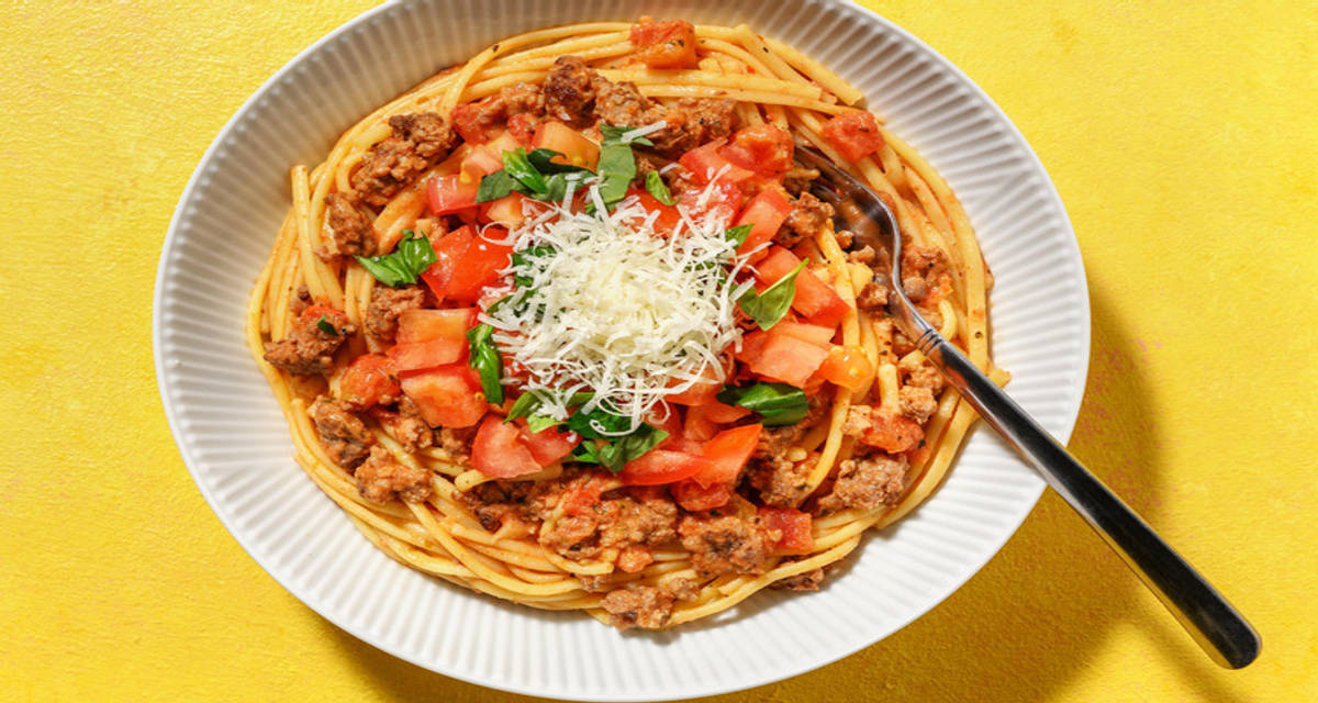 Hurtig linguine bolognese med frisk tomat og finrevet ost