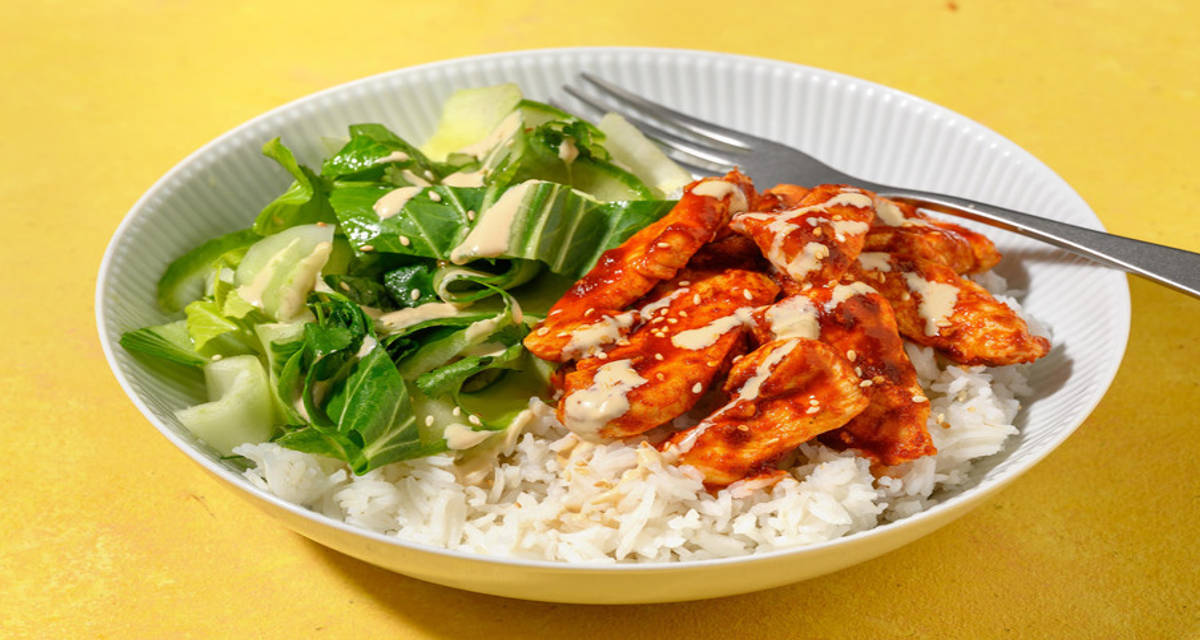 Snabblagad thailändsk röd currykyckling med krispig pak choi- och koriandersallad