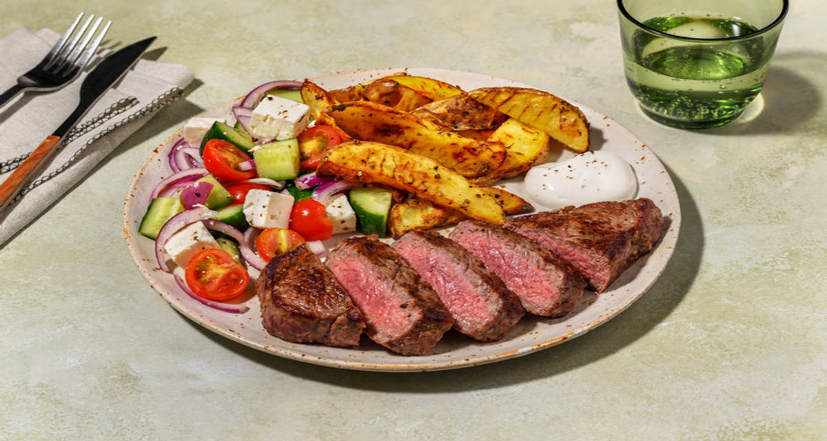 Grekiskinspirerad rumpstek med oreganopotatis och grekisk sallad