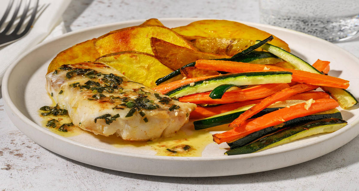 Filet de pangasius en sauce au beurre à la sauge pommes de terre au curry, courgette et carotte