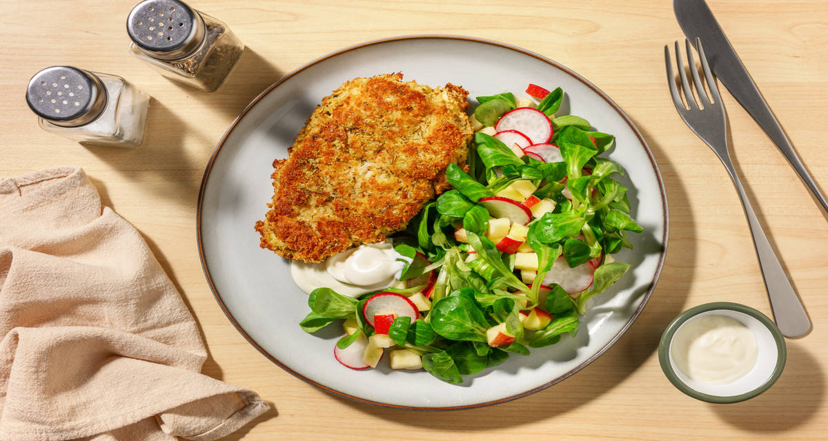 Cotoletta di pollo fatta in casa con songino, mele e ravanelli marinati