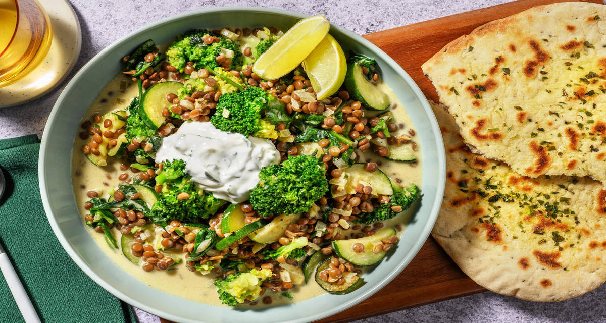 Linzen in kruidige groene currysaus met naan, broccoli en labnesaus