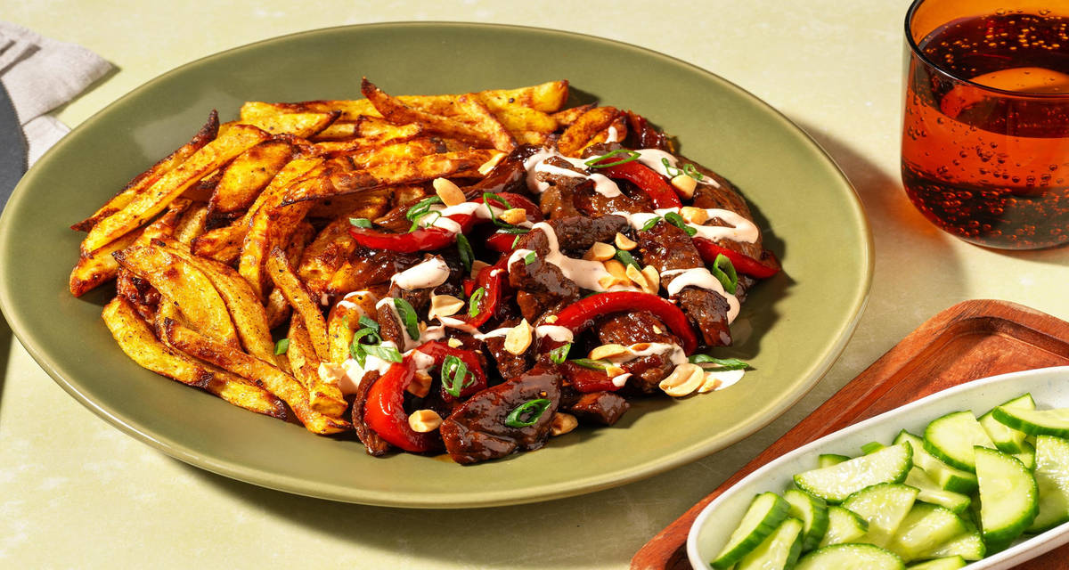 Loaded fries met bulgogi rundvlees op z'n Koreaans met zoetzure komkommer, koriander en pinda's