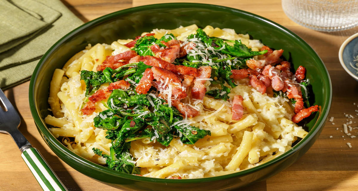 Krämig blomkålspasta och bacon med strimlad kycklingbröstfilé En version för barn, en för vuxna