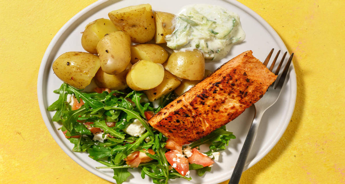 Snabblagad lax på grekiskt vis med syrlig potatis och tzatziki