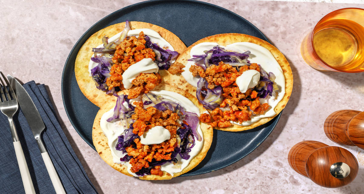 Tostadas speziate di maiale e salsa yogurt con cavolo stufato e ketchup