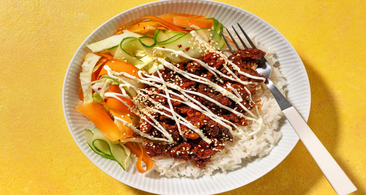 Snabblagad koreansk bulgogi på nötfärs med kimchiinspirerad sallad och sesamfrön