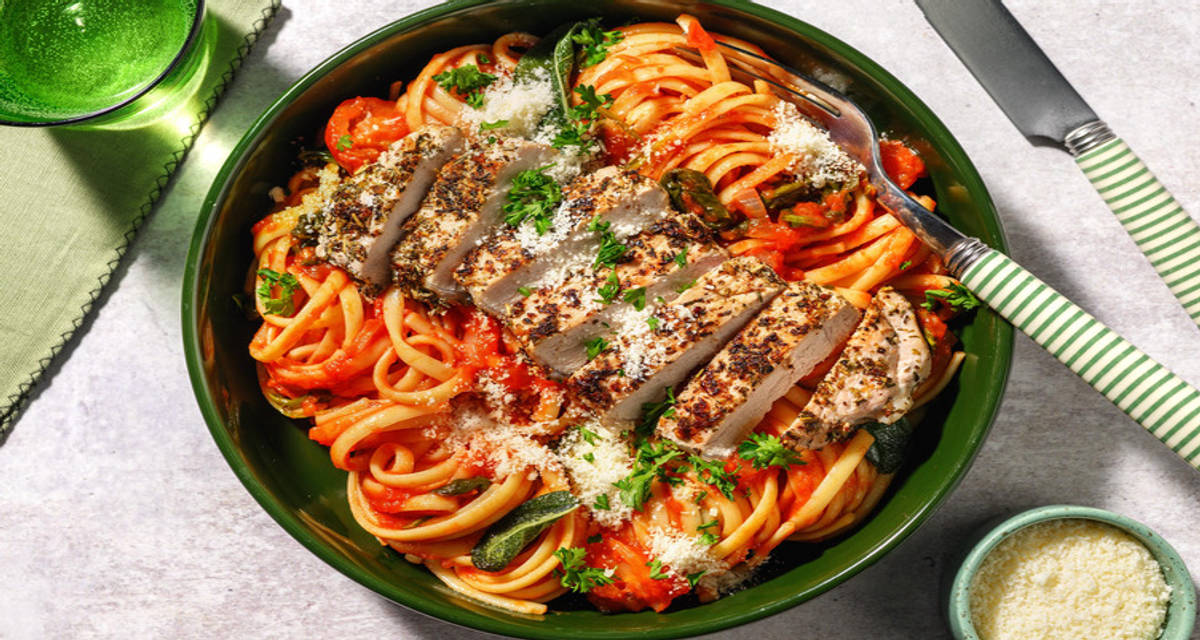 Salviestegt urtemarineret svinekotelet med linguine og tomatsauce