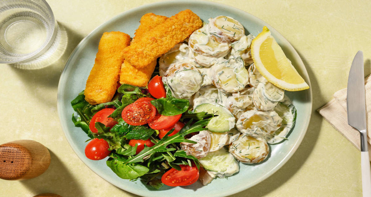 Veggie vissticks met romige yoghurt-dille aardappelsalade met cherrytomaten-mesclunsalade en citroenpartjes