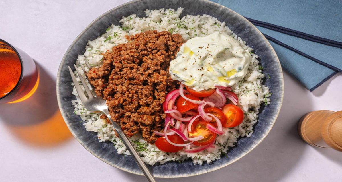 Medelhavsinspirerad nötfärs-bowl med tzatziki och dillris