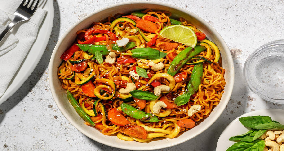 Sauté de nouilles et de spaghetti de courgette au tahini noix de cajou, basilic thaï et graines de sésame