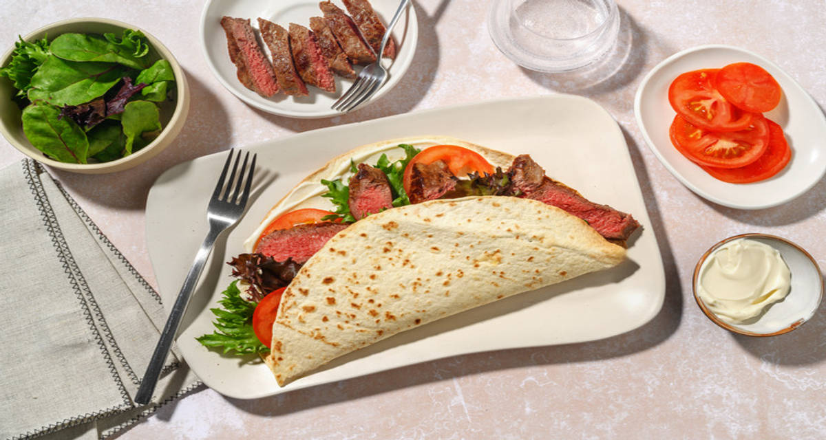 Bella Romagna - piadina Igp e fettine di scamone con pomodoro, insalata e maionese | Una ricetta, gusti su misura