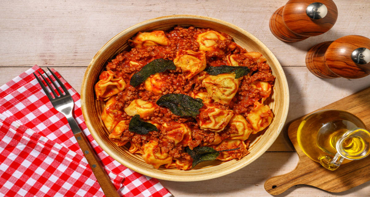 Ravioli del plin al ragù di Nonna Adriana con macinato di manzo e maiale e salvia croccante