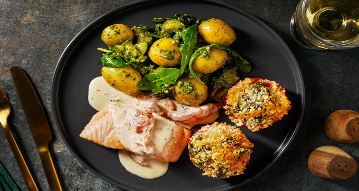 Medelhavslax och gratinerade tomater med pesto-potatissallad och krämig sås