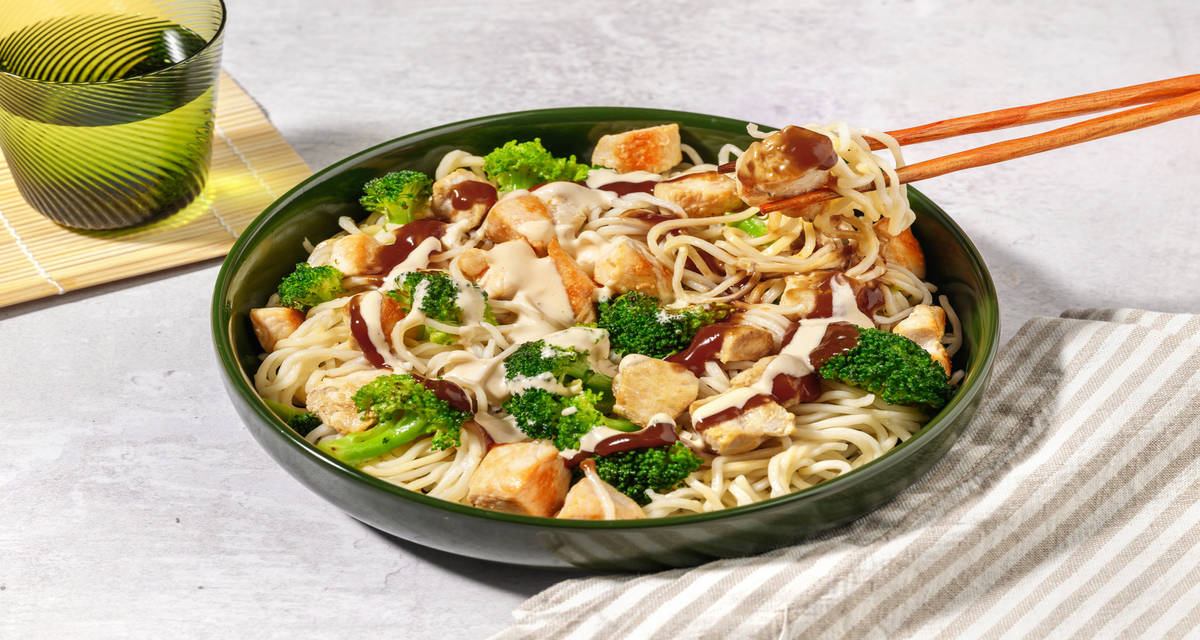 Noodles asiáticos con pollo y brócoli con dúo de salsas orientales