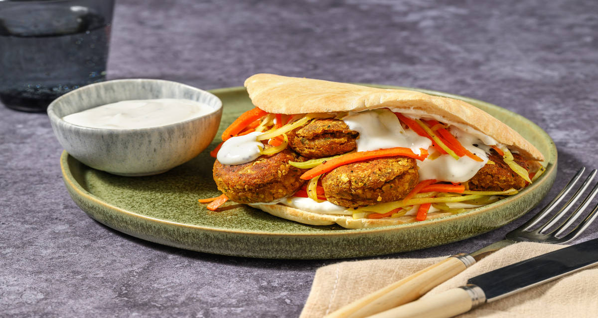 Sandwich di falafel e yogurt al miele con carote e cavolo cappuccio saltati