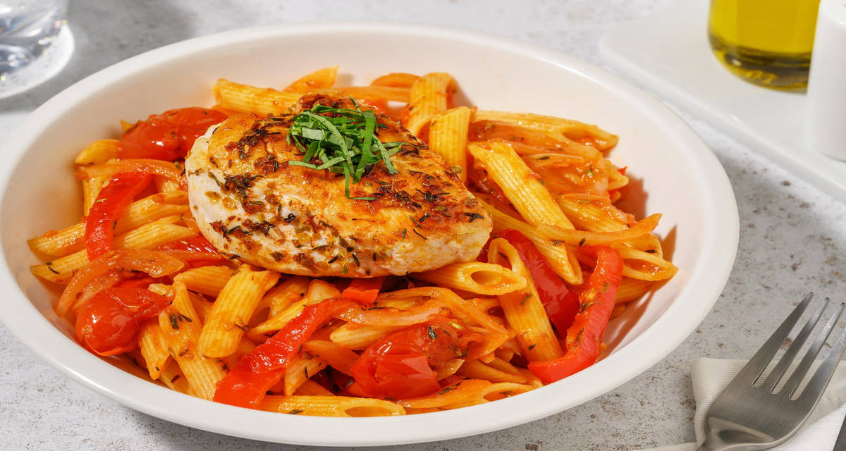 Penne met kip in kerstomatensaus met basilicum, Siciliaanse kruiden en puntpaprika