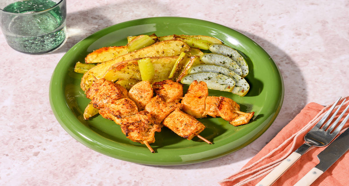 Dados de pollo con pimentón y miel con verduras y manzana asada