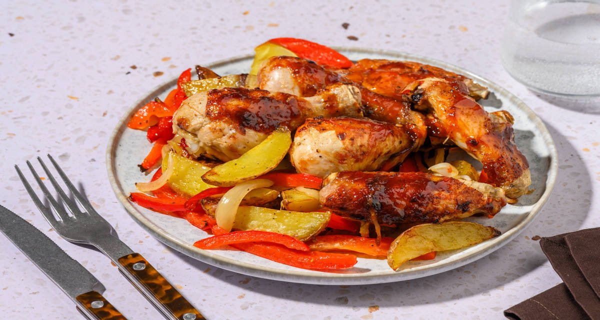 Alitas de pollo con salsa de chipotle y miel sobre vegetales al horno