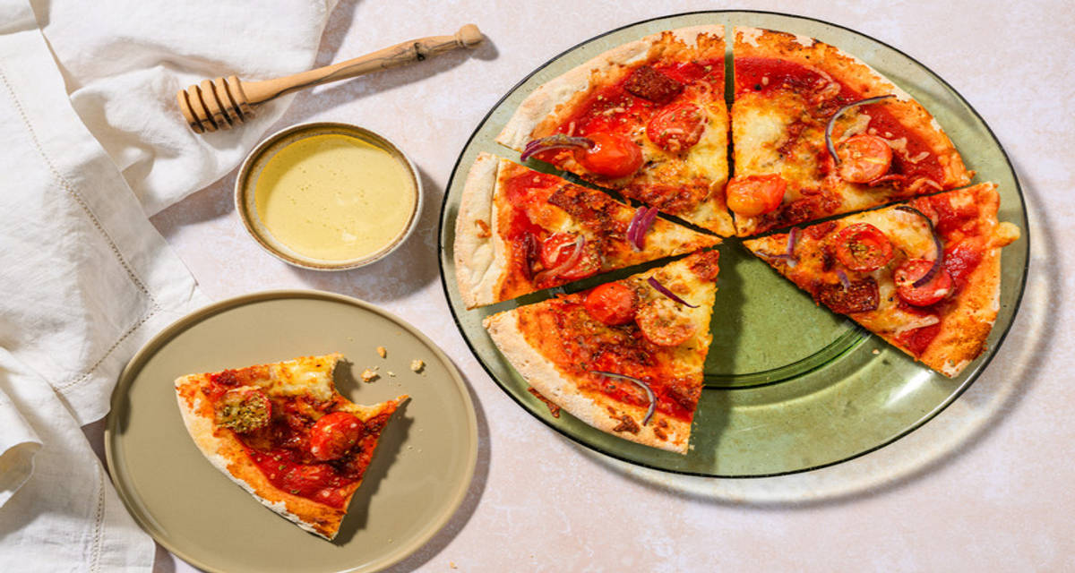 La pizza mallorquina: sobrasada y miel con tomates cherry, cebolla y queso