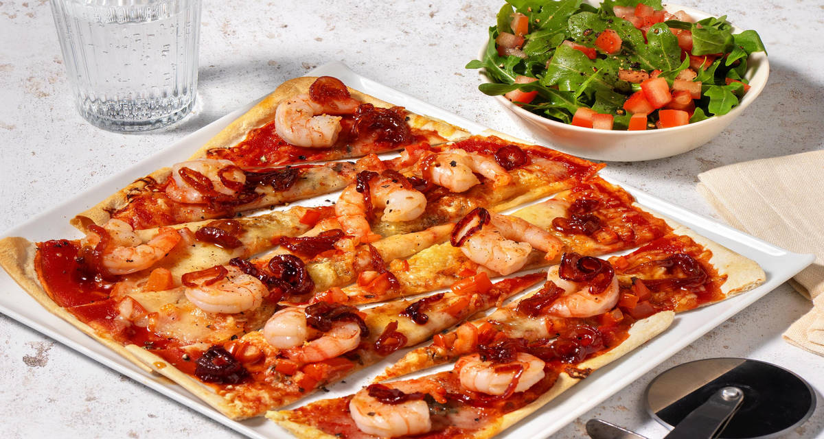 Flammekueche aux crevettes hantées et salade de roquette mozzarella et toile d'araignée d'oignons caramélisés